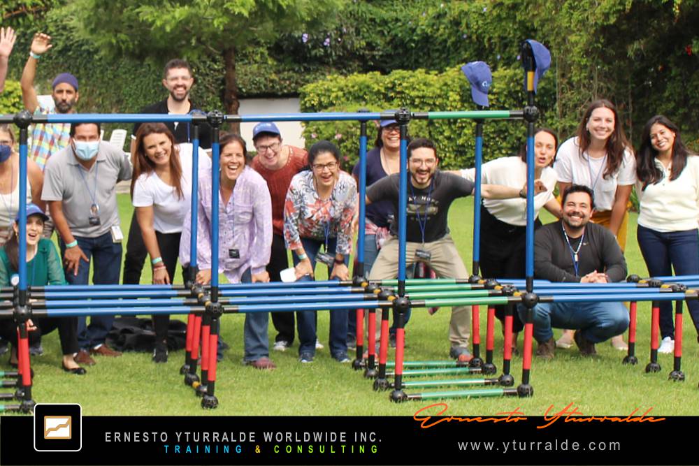Team Building corporativo en Latinoamérica | Talleres outdoor para fortalecer la confianza, la colaboración y el liderazgo en equipos de trabajo